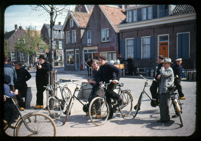 807837 Afbeelding van een groepje personen met fietsen op de Turfwal te Spakenburg (gemeente Bunschoten).